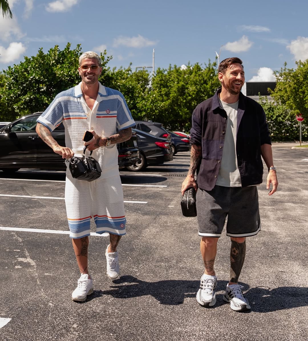 PHOTOS) Lionel Messi Arrives at Argentina Camp Alongside Rodrigo